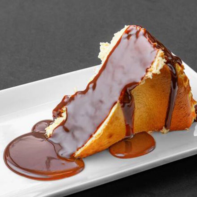 Cheesecake crémeux nappé de chocolat chez San Sebastian au centre-ville de Montréal.