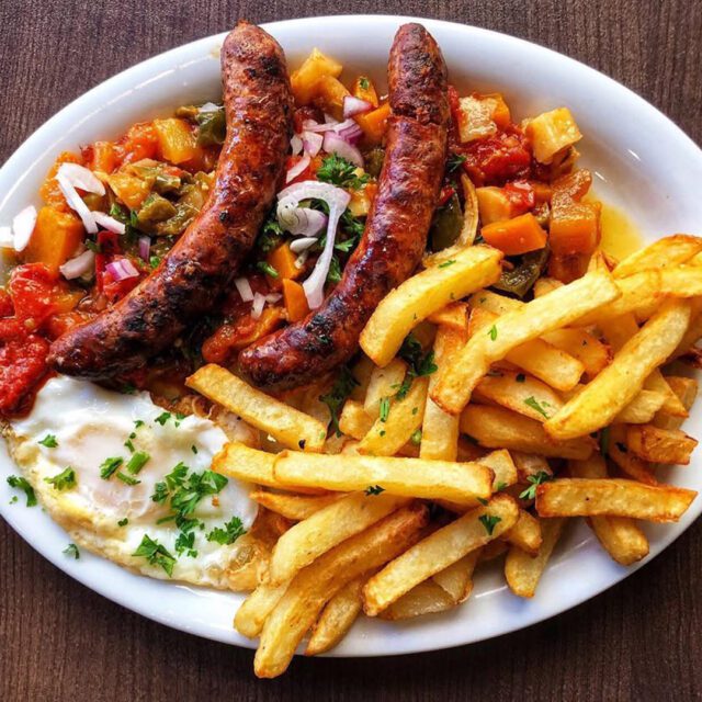 plats de merguez et frites au restaurant les traditions méditerranéennes au centre ville de montréal