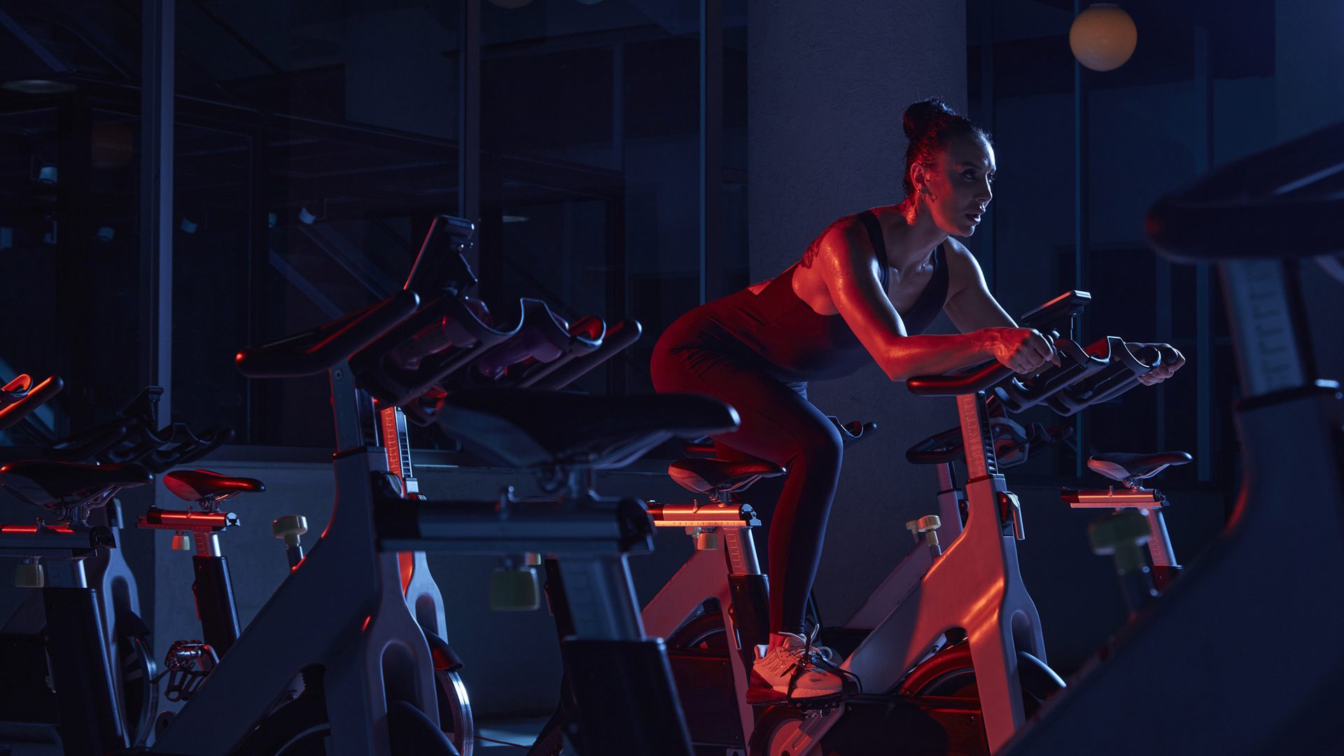 Femme qui fait du spinning au centre-ville de Montréal